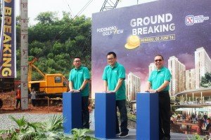 Vice President Corporate Marketing APLN, Indra Widjaja Antono (tengah) saat Ground Breaking Podomoro Golf View Cimanggis