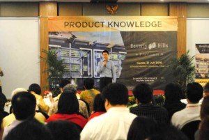 Presiden Direktur Jababeka Residence Sutedja S. Darmono, menjelaskan produk terbaru 