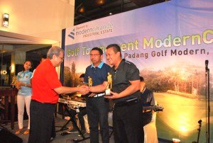 Tonny Hadhiwaluyo, Presiden Direktur PT. Modern IndustrialEstat memberikan tropi kepada pemenang Turnamen Golf ModernCikande.