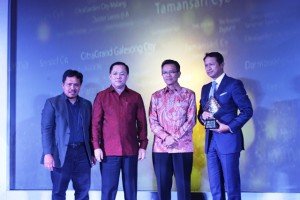 Managing Director PT Sri Pertiwi Sejati H. Asmat Amin (paling kanan) usai menerima trophy GPA 2016