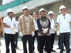 Ki-Ka : Habib Ali Ba Agil (Komisaris PT Wisma Purnayudha Putra), Hutomo Mandala Putra (Komisaris Utama PT Wisma Purnayudha Putra), H. Tri Kurniadi, S.H, M.Si , Wali Kota Jakarta selatan dan Harry Gunawan (Direktur Utama PT. Kencana Graha Optima) saat melakukan prosesi topping off