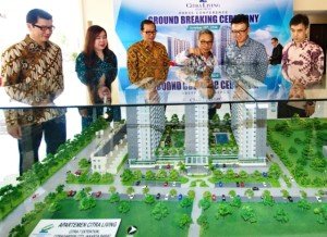 Managing Director Ciputra Group Budiarsa Sastrawinata (sedang menunjuk) bersama direksi di depan maket CitraGarden City