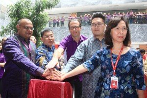 (Kiri - Kanan) CEO MyRepublic - Malcolm Rodrigues, Chief of Human Capital - Martinus Thjia, Vice President MyRepublic - Greg Mittman, bersama Group CEO Sinar Mas Land - Michael Widjaja dan Deputy Group CEO Sinar Mas Land - Monic William meresmikan MyRepublic Plaza