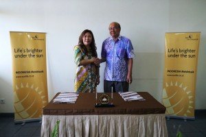 Presiden Direktur Sun Life Financial Indonesia Elin Waty (kiri) dan Rektor Universitas Sanata Dharma, Johanes Eka Priyatma, M.Sc., PhD, (kanan) usai penandatanganan 