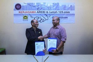 Ketua Umum DPP AREBI, Hartono Sarwono (kiri) dan Country General Manager Rumah123.com, Ignatius Untung (kanan) berjabat tangan usai penandatanganan