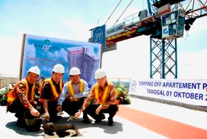 (Kanan-Kiri) Tan Ping, Komisaris Utama PT Trimitra Propertindo, Ahmad Rumzah, Kepala Cabang BTN Ciputat, Suryadi Tan, Direktur Utama PT Trimitra Propertindo, dan Ahmad Sanusi, Direktur Operasional PT Pembangunan Perumahan Precast saat topping off