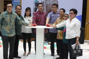 Direksi dan Manajemen Gapura Prima Grup saat topping off tower Montblanc BTC City