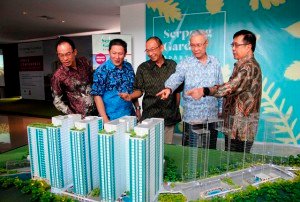 (Kiri-Kanan)Ketua DPD Asosiasi Real Estate Broker Indonesia (AREBI) DKI Jakarta Lukas Bong, Ketua DPD AREBI Banten Lie Min, Komisaris Karya Cipta Group Pingki Elka Pangestu, Komisaris PT Harapan Inti Persada Indah (HIPI) Jakop, Direktur Utama Karya Cipta Group Subianto Satmaka, sedang mengamati maket Serpong Garden Apartment.