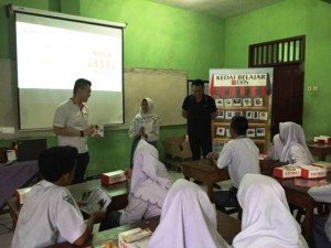 Suasana literasi keuangan yang digelar Bank DBS ke SMK di Sidoarjo