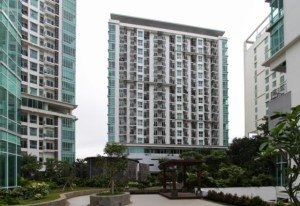 berada di tengah kota, Woodland Park Residence memiliki lingkungan yang asri dan hijau.