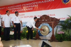 Menteri Perhubungan Budi Karya Sumadi memukul gong pertanda launching Terminal Pulogebang