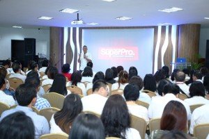 Managing Director Paramount Land Andreas Nawawi di depan ratusan agent properti saat peluncuran Super PI tahap 2