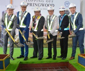 Presiden Direktur Triniti Dinamik, Samuel Stepanus Huang (keempat dari kiri) bersama jajaran direksi saat prosesi Topping off Springwood Residence (17/12)