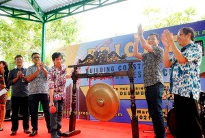 Direktur Utama PT Gading Development Tbk. Budiawan Lebar memukul gong didampingi Direktur PT Gading Development Tbk. Denny Nandar Haulian (kedua kanan), Direktur Utama PT Djasa Ubersakti Abadi Tarigan (paling kanan) yang menjadi kontraktor struktur, arsitektur, dan plumbing The Spring Residences dan Direktur PT Kembang Sari Buana Adel (kedua kiri) saat acara prosesi dimulainya pembangunan struktur apartemen The Spring Residences, Sabtu (3/12).
