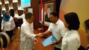 Direktur Jenderal Penyediaan Perumahan Syarif Burhanuddin (kiri) menyerahkan penghargaan kepada salah seorang pegawai