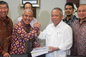 Menteri PUPR Basuki Hadimuljono (kanan) dan Ketua Umum DPP REI Soelaeman Soemawinata (kiri)
