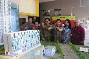 Jajaran direksi dan manajemen Lumina City di depan maket superblok Lumina City