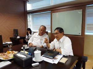 Menteri PUPR Basuki Hadimuljono (kiri) dan Direktur Jenderal Penyediaan Perumahan Kementerian PUPR Syarif Burhanuddin (kanan)