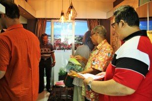 Antusias calon pembeli saat mengunjungi show unit tower Sapphire, Sentra Timur
