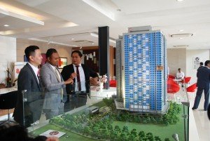 Direksi Langgeng Land di depan Wismaya Residence