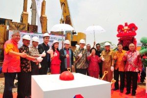 Jajaran Komisaris dan Direksi PT Indoserena Dwimakmur beserta undangan saat ground breaking Lumina City