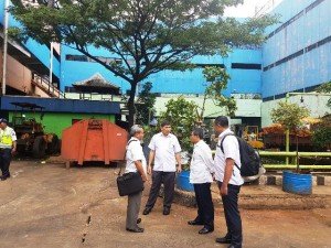 Dirjen Penyediaan Syarif Burhanuddin (kedua dari kanan) bersama sejumlah staf meninjau lokasi pembangunan Rusunawa Pasar Minggu di Jakarta Selatan, Rabu (8/2). Kementerian PUPR meminta PD Pasar Jaya untuk segera memastikan lokasi pembangunan Rusunawa untuk MBR tersebut.
