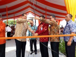 Chairman and Owner CT Corp, Chairul Tanjung menggunting pita saat prosesi groundbreaking Trans Park @Cibubur