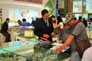 Pengunjung mendapat penjelasan mengenai Sentra Timur Residence di REI Expo