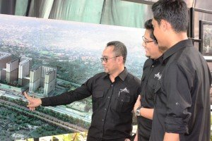 GM Transit Oriented Development & Hotel PT AdhiKarya (Persero) Tbk Amrozi Hamidi menjelaskan maket LRT City di kawasan Sentul, Bogor