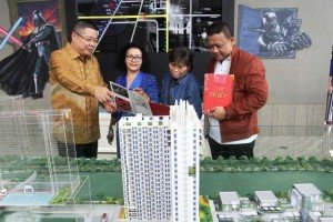Calon konsumen mendapat penjelasan di depan maket proyek JKT Living Star